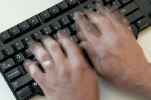 شخص يستخدم لوحة مفاتيح حاسوب في واشنطن في 21 تشرين الثاني/نوفمبر 2016