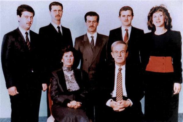بشرى الأسد (يمين) في صورة أرشيفية مع عائلة الرئيس السوري السابق حافظ الأسد