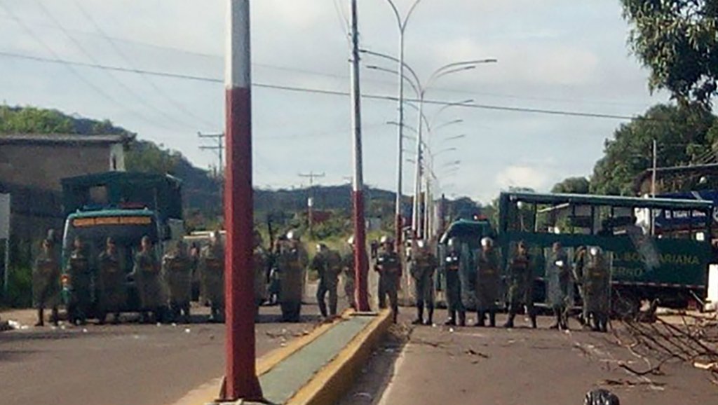 مقتل 29 سجينًا على الأقل في مواجهات مع الشرطة الفنزويلية