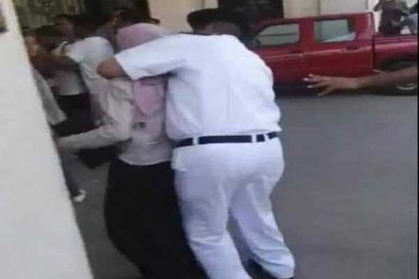 مشهد قسوة الأمن في التعامل مع الطلاب يثير غضب المصريين