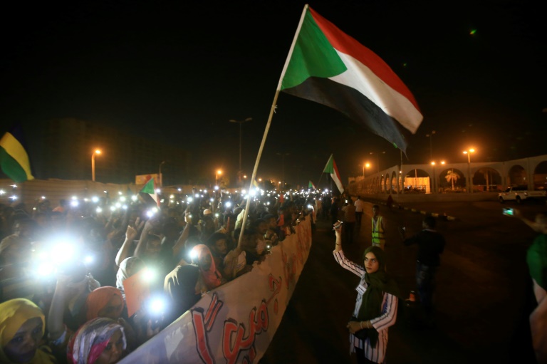متظاهرون سودانيون امام مقر القيادة العامة للجيش في الخرطوم بتاريخ 17 أيار/مايو 2019
