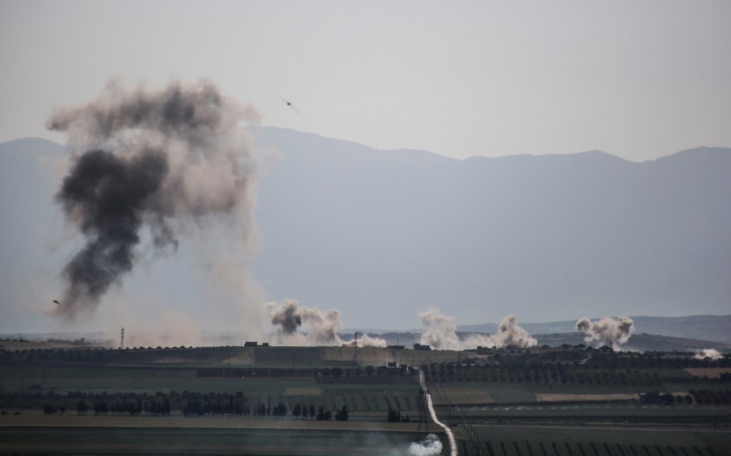 دخان يتصاعد بعد قصف للنظام السوري على إدلب