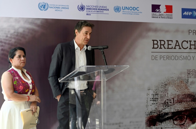 ستيفان إستيبال مدير مكتب وكالة فرانس برس في المكسيك وممثلة منظمة مراسلون بلا حدود بالبينا فلوريس هلال حفل توزيع جوائز بريتش فالديز للصحافة وحقوق الإنسان في مكسيكو سيتي في 3 أيار/مايو 2019.