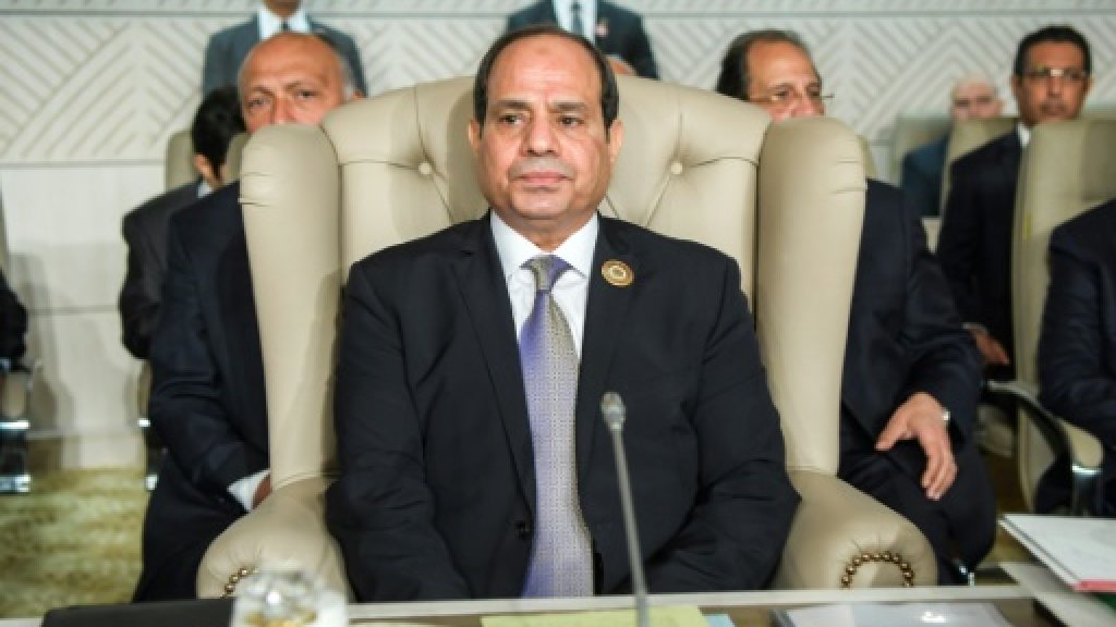 إخلاء سبيل دبلوماسي مصري سابق انتقد السيسي الثلاثاء