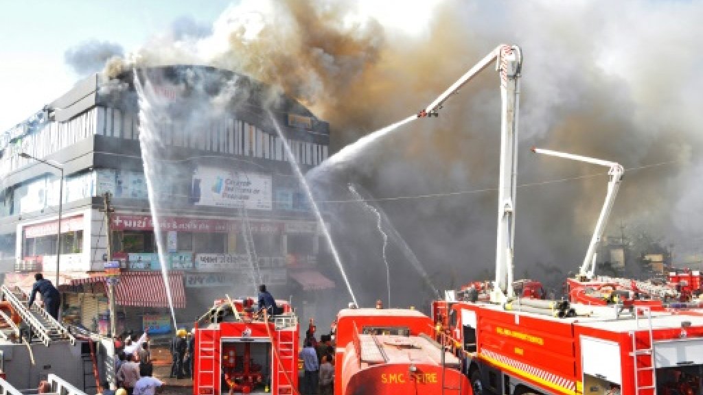 رجال الإطفاء يحاولون السيطرة على النيران في مبنى في مدينة سورت في 24 ايار/مايو 2019 ا ف ب