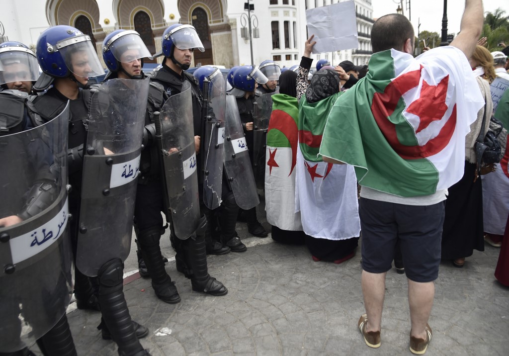 تظاهرات في العاصمة الجزائرية والأمن يعتقل العشرات