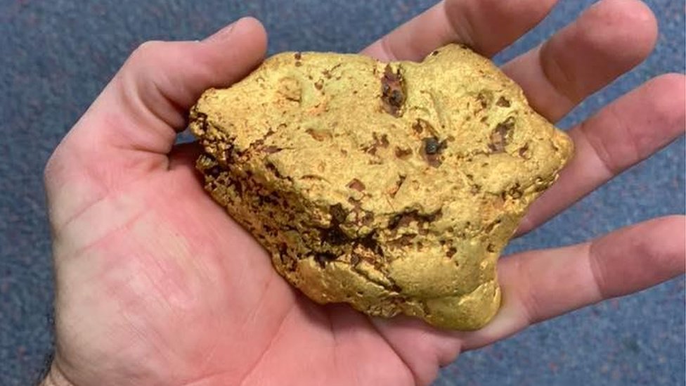 رجل يعثر على قطعة ذهب تقدر قيمتها بمئة ألف دولار أسترالي