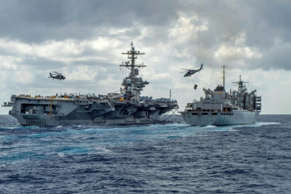 صورة موزّعة نشرتها البحرية الأميركية تظهر حاملة الطائرات 