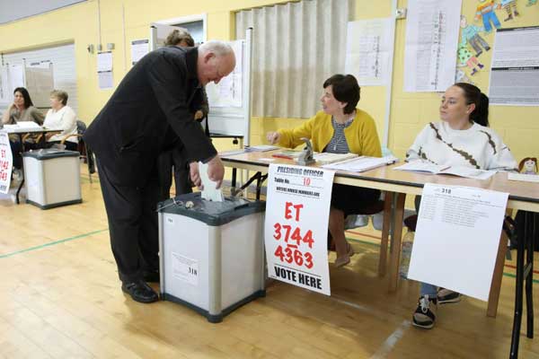 عمليات الاقتراع في مكتب تصويت في دبلن في 24 مايو 2019