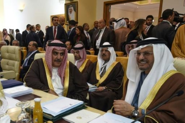 وزير الخارجية البحريني خالد بن أحمد آل خليفة (يسار) مع وزير الدولة الإماراتي للخارجية أنور قرقاش (يمين) في 29 آذار/مارس 2019 في تونس