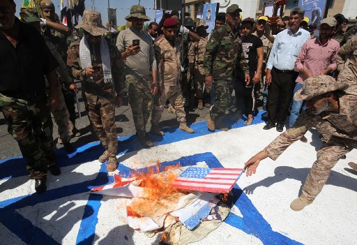 فصائل موالية لإيران تحرق العلم الأميركي وتدوس على صور لترمب في بغداد