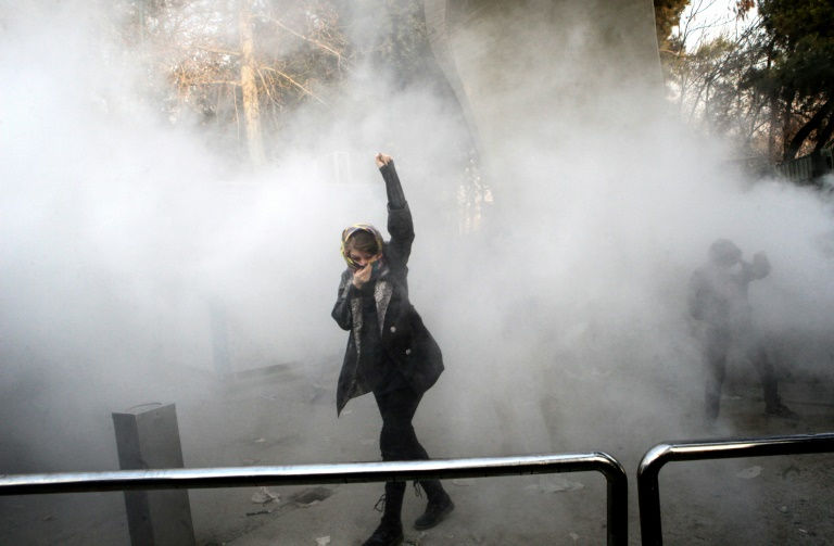 إطلاق سراح شابة إيرانية سجنت بسبب خلع حجابها في ساحة عامة