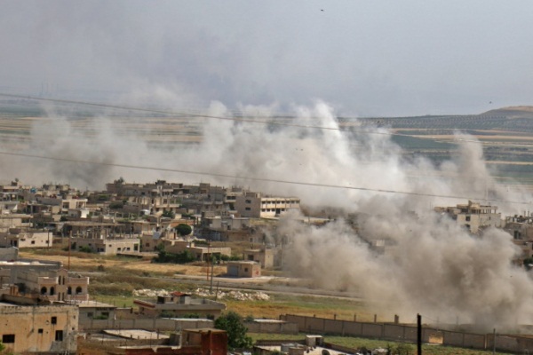 مدينة خان شيخون في جنوب محافظة إدلب تتعرض لقصف قوات النظام السوري في 22 مايو 2019