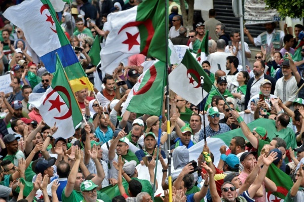 محتجون خلال تظاهرة في العاصمة الجزائرية في 24 مايو 2019