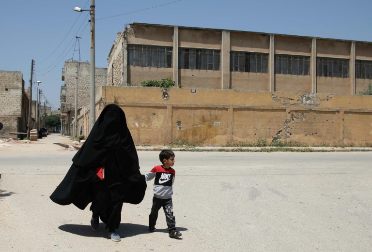 حسنا مع ابنها محمد في احد شوارع معرة مصرين في شمال غرب سوريا السبت في 25 مايو 2019