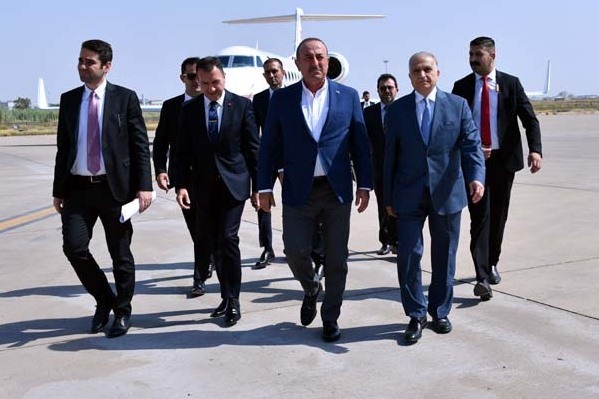 وزير الخارجية التركي أوغلو لدى وصوله إلى بغداد اليوم وإلى جانبه نظيره العراقي الحكيم