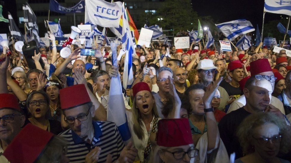 مظاهرات إسرائيل: آلاف يحتجون على 