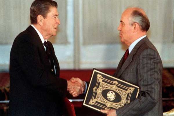 غورباتشوف والرئيس الاميركي الراحل ريغان حين توقيع المعاهدة