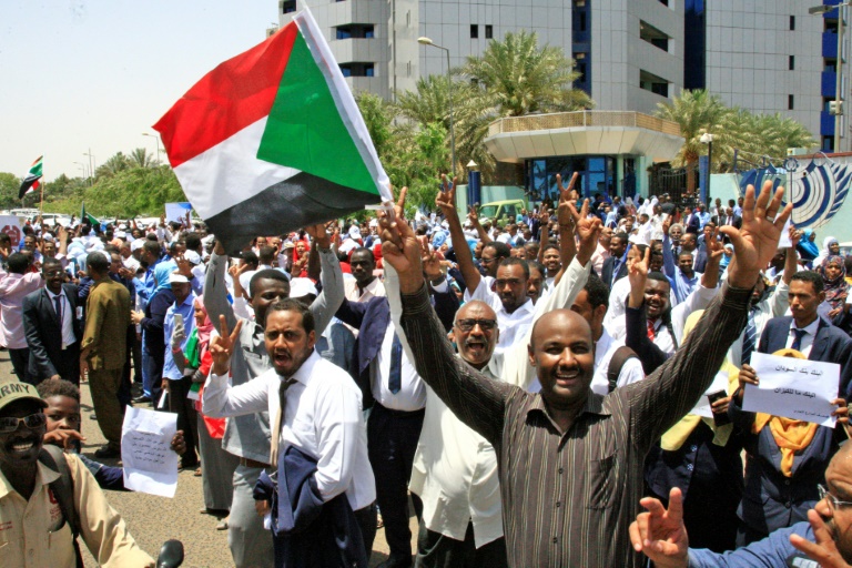 متظاهرون سودانيون أمام مقر البنك المركزي في الخرطوم في 29 مايو 2019