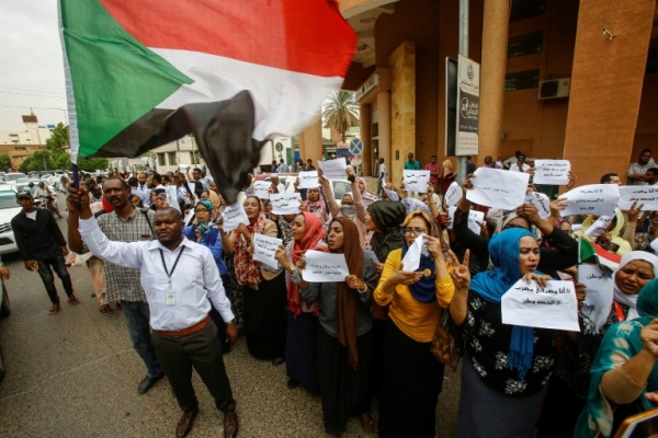 موظفون يتظاهرون خارج مقر بنك الخرطوم في 28 مايو 2019 
