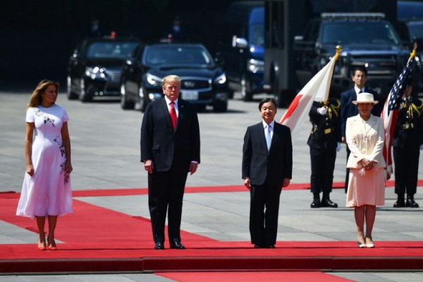 (من اليسار إلى اليمين) السيدة الأولى الأميركية ميلانيا ترمب والرئيس الأميركي دونالد ترمب وامبراطور اليابان ناروهيتو وزوجته ماساكو أثناء احتفال في طوكيو في 27 مايو 2019