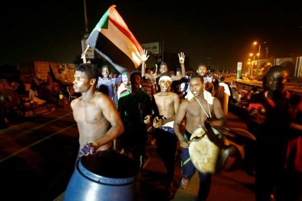 محتجون سودانيون أمام مقرّ الجيش في الخرطوم، 30 مايو 2019 