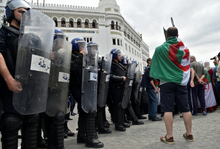  اتهام متظاهرَين جزائريين بمحاولة قتل شرطي وإيداعهما الحبس الموقت