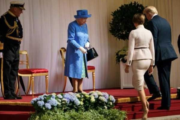 الملكة إليزابيث الثانية عند استقبال الرئيس الأميركي دونالد ترمب وزوجته ميلانيا في قصر ويندسور في 13 يوليو 2018