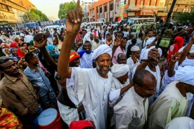 متظاهرون داعمون للمجلس العسكري السوداني في مسيرة في الخرطوم في 31 أيار/مايو 2019.