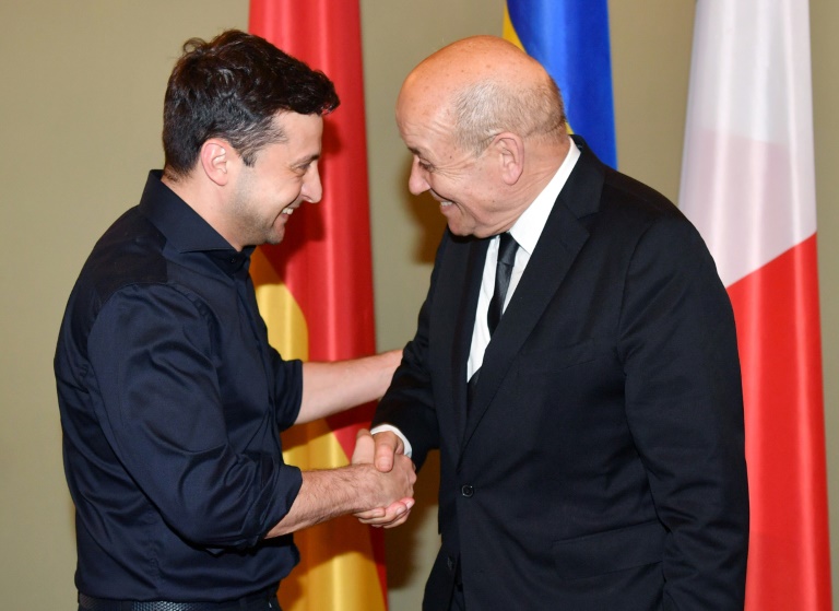 الرئيس الاوكراني فولوديمير زيلينسكي مصافحا وزير الخارجية الفرنسي جان ايف لودريان في كييف في 30 ايار/مايو 2019