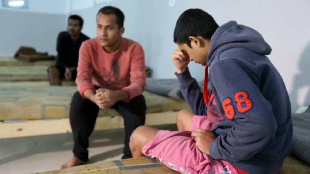 75 مهاجرا عالقون في سفينة قبالة جرجيس جنوب تونس