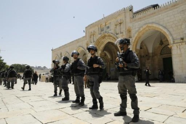 اشتباكات في باحة المسجد الأقصى في القدس