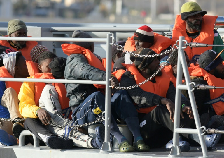 مهاجرون ممن كانوا عالقين على سفينة بعد إنقاذهم في البحر المتوسط يصلون إلى فاليتا بمالطا في 13 نيسان/أبريل 2019 بعدما وافقت أربع دول أوروبية على استقبالهم