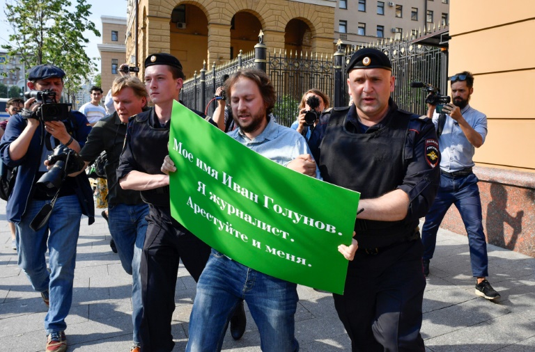رجال شرطة روس يوقفون متظاهرا يحتج على توقيف الصحافي الاستقصائي الروسي ايفان غولونوف أمام وزارة الداخلية في موسكو في 07 حزيران/يونيو 2019