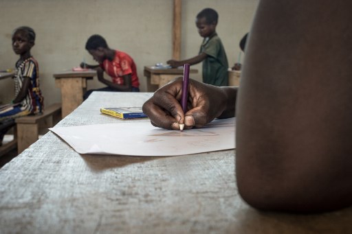 أطفال في إفريقيا الوسطى الممزقة بالحرب يتخلصون من كوابيسهم بالرسم