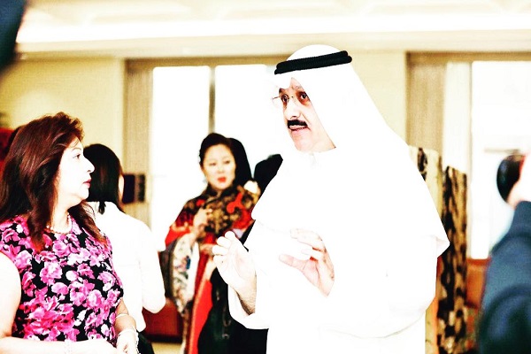 السفير الكويتي خلال افتتاح المعرض