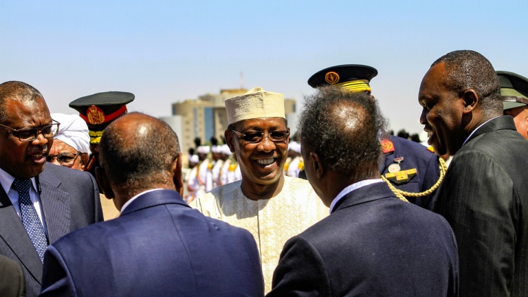 رئيس تشاد إدريس ديبي في مطار الخرطوم الدولي في بداية زيارته إلى السودان في 4 نيسان/ابريل 2019