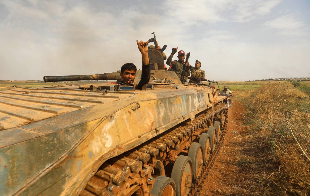 مقاتلون تابعون للمعارضة السورية المدعومة من تركيا في إدلب
