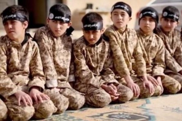 أطفال داعش لدى تدريبهم