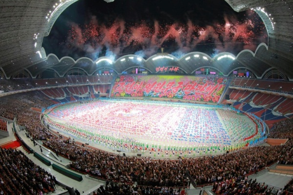صورة وزعتها وكالة الأنباء المركزية الكورية الشمالية في 4 يونيو 2019 تظهر مشاركة آلاف العارضين في الألعاب الجماعية