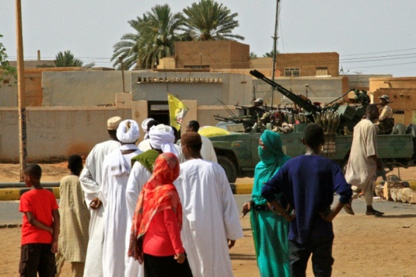 قوات الأمن السودانية تقوم بدوريات مسلحة فيما يتوجه المصلون إلى المساجد لأداء صلاة العيد في 5 يونيو 2019 