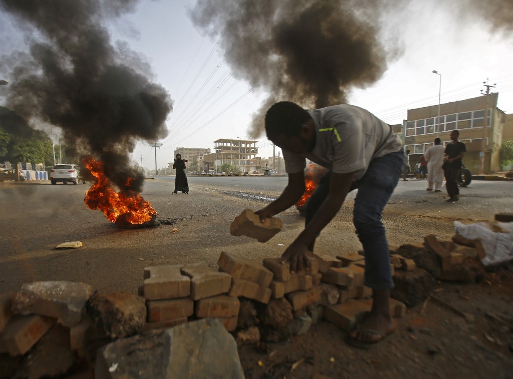 روايات متضاربة بشأن فض اعتصام القيادة العامة في الخرطوم