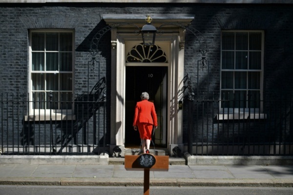 رئيسة الوزراء البريطانية تيريزا ماي تعود إلى 10 داونينغ ستريت بعد إعلان استقالتها في وسط لندن بتاريخ 24 مايو 2019