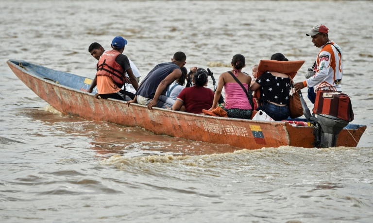 مهاجرون فنزويليون يعبرون بقارب بحيرة اروكا للتوجه الى كولومبيا في 15 ايار/مايو 2019