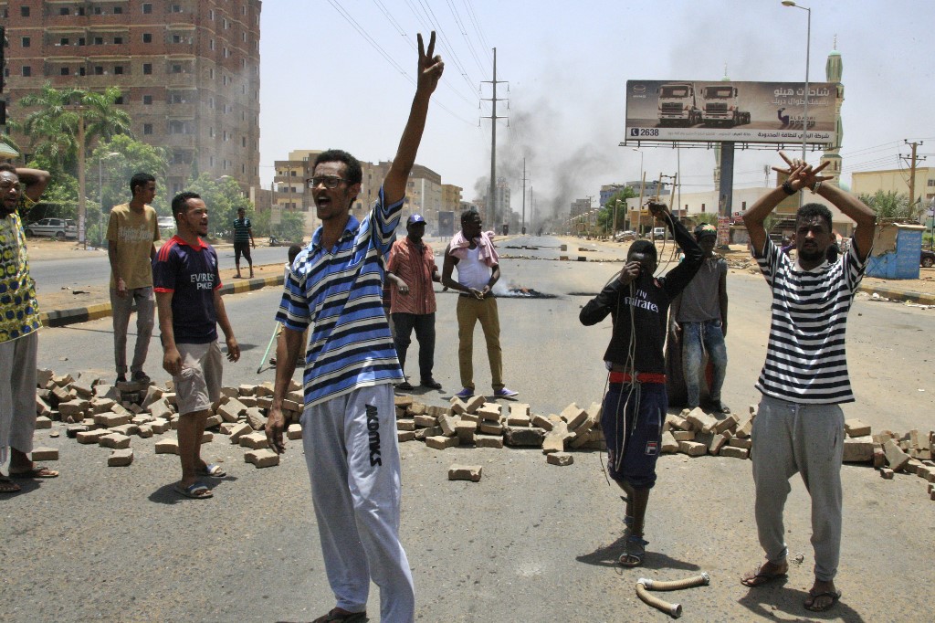 محتجون يغلقون طريقا رئيسيا في السودان بعد اشتباكات مع قوات الأمن
