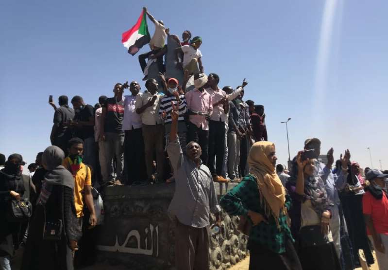 متظاهرون سودانيون خارج مقر الجيش في الخرطوم بتاريخ 6 أبريل 2019