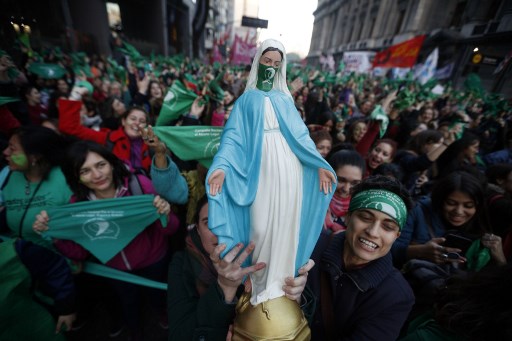 عشرات آلاف النساء يتظاهرن ضد العنف الذكوري في الأرجنتين