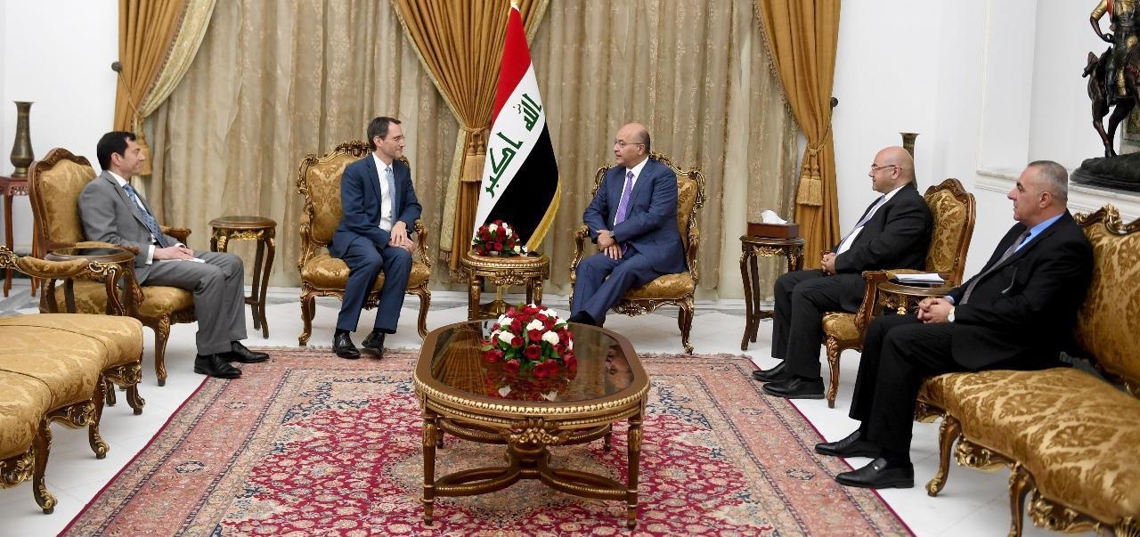 الرئيس صالح خلال اجتماعه مع القائم بالاعمال الاميركي