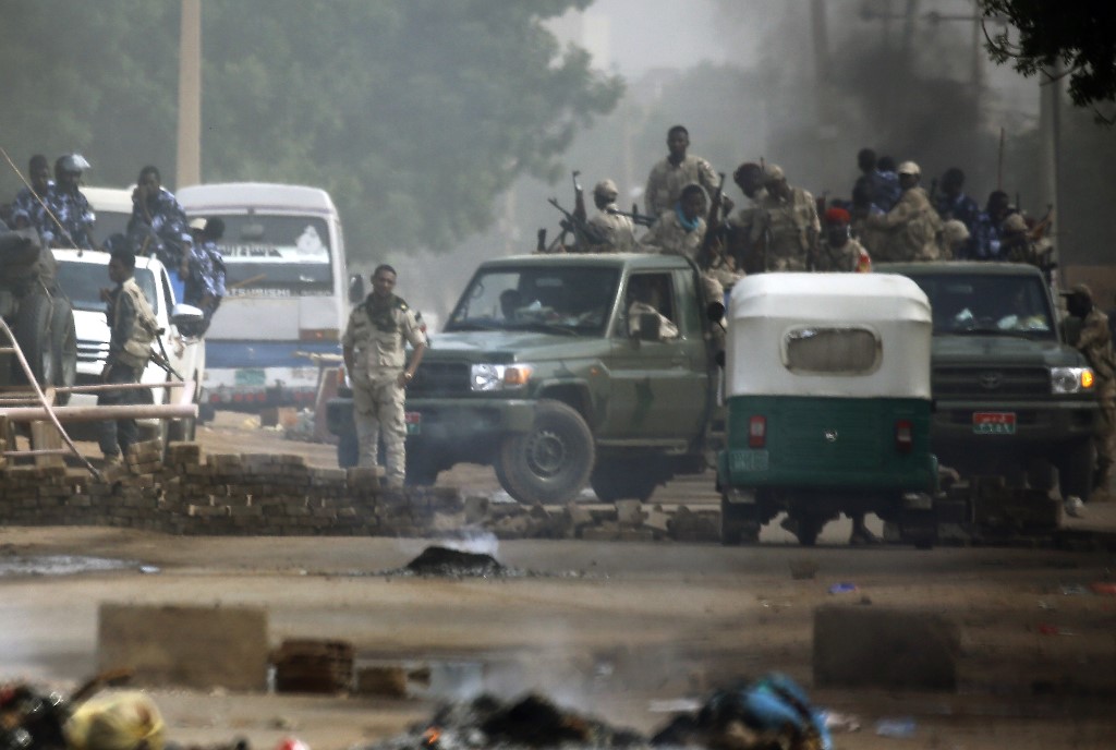 مقتل 9 أشخاص خلال محاولة القوات السودانية فض الاعتصام قرب مقر القيادة العامة للجيش