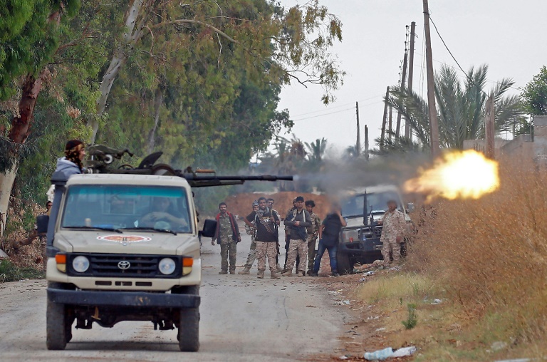 مقاتل موال لحكومة الوفاق الوطني في طرابلس يطلق النار خلال معارك ضد قوات المشير خليفة حفتر